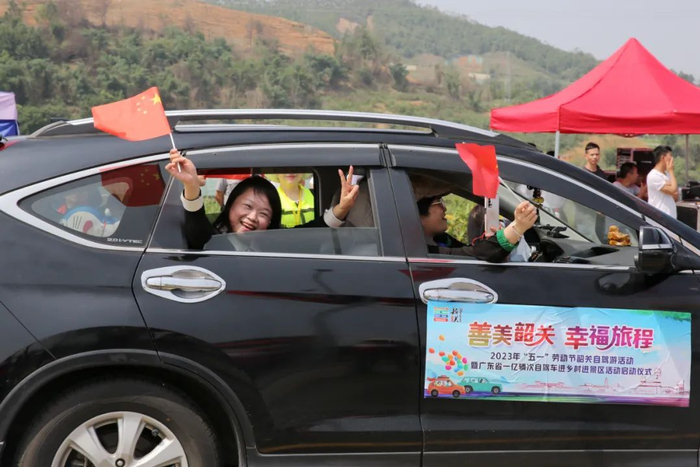 参与活动的市民游客踏上旅途。冯兆宇 摄