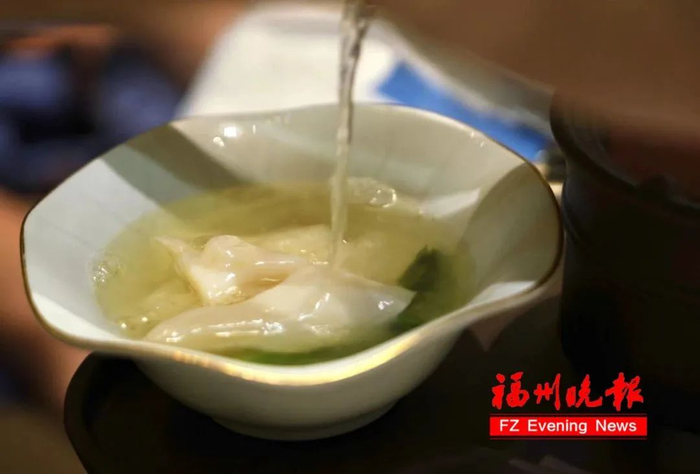 鸡汤汆海蚌  林双伟/摄