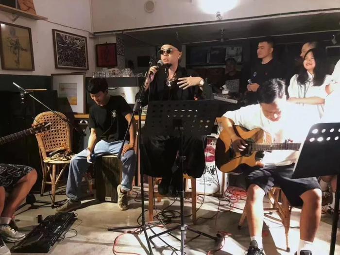 坡头士乐队“不插电”演出现场