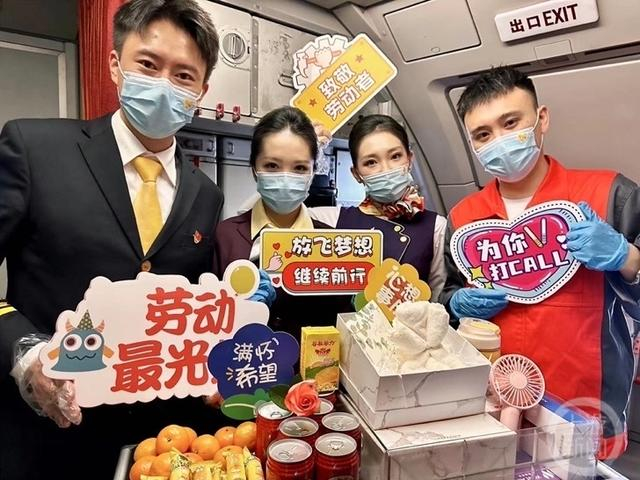 △乘务员们分别扮演飞行、机务、地服和乘务角色