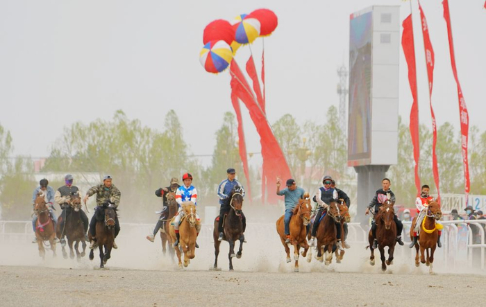 　　4月30日，选手参加赛马比赛。新华社发（马晓伟 摄）