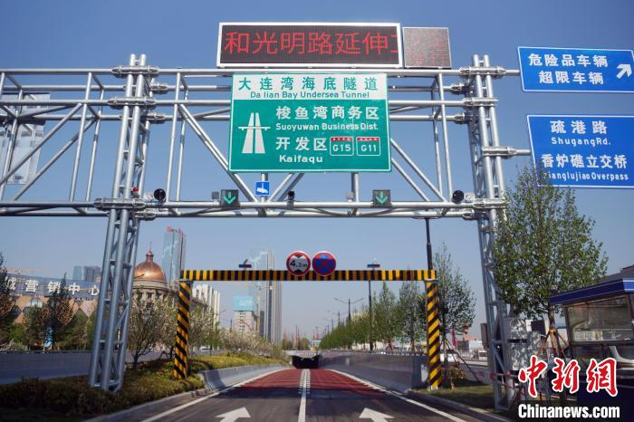 大连湾海底隧道和光明路延伸工程5月1日正式通车。杨毅 摄