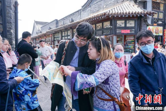 平遥古城内游客正在参观。　梁生仁 摄