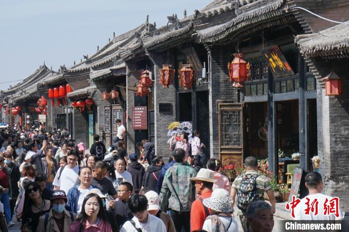 游客在古城内浏览古迹。　梁生仁 摄