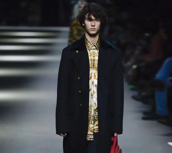 尼古拉在自己社交平台发布的走秀图片/图源：尼古拉个人社交账号