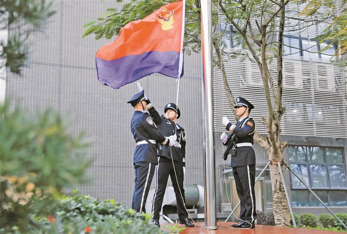     光明公安分局举行升警旗仪式。