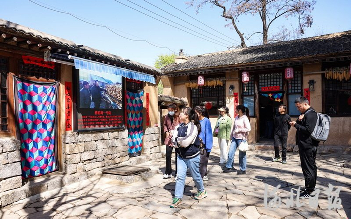 2023年4月30日，“五一”假期，保定市阜平县骆驼湾村迎来众多游客，图为游客在骆驼湾村参观游览。 河北日报记者耿辉摄