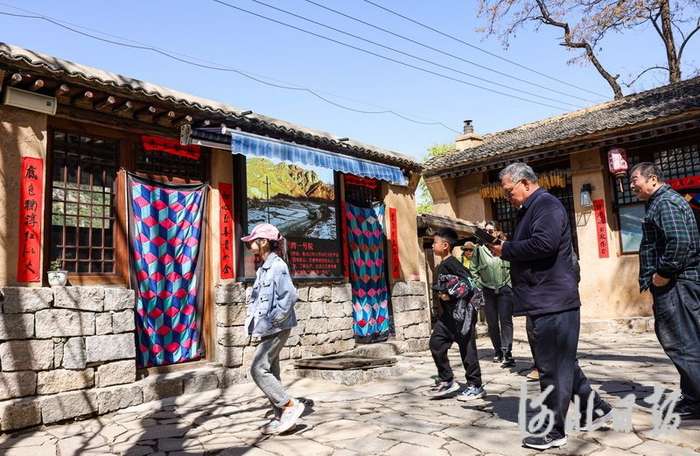 2023年4月30日，“五一”假期，保定市阜平县骆驼湾村迎来众多游客，图为游客在骆驼湾村参观游览。 河北日报记者耿辉摄