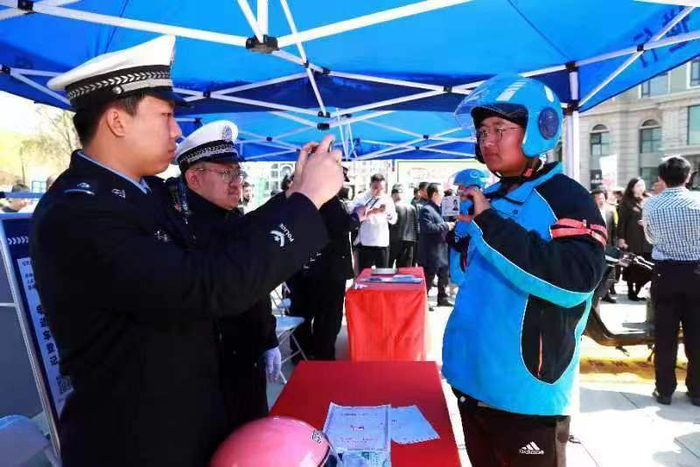 现场录取办理电动车牌照。