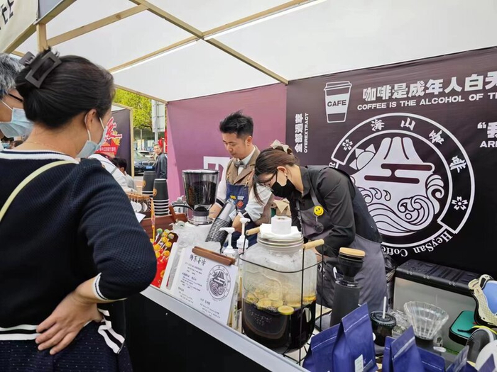 20余个奉贤本地青年创新、创业优选或联名品牌携超过20种首发或季节特供产品亮相。