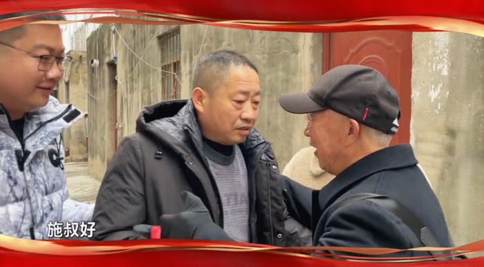 △郑耀林（左二）和施德华见面