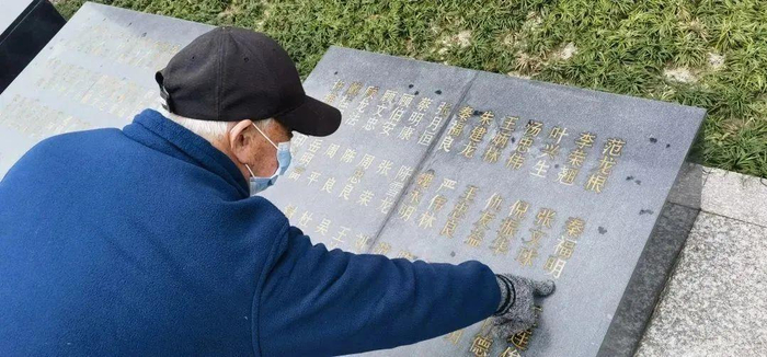 △施德华在陵园缅怀烈士