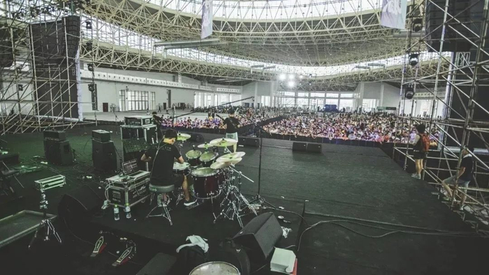 罗生门乐队参加海豚音乐节