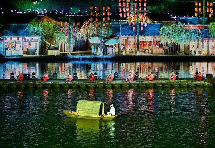 开封清明上河园景区 图片来源：新华社