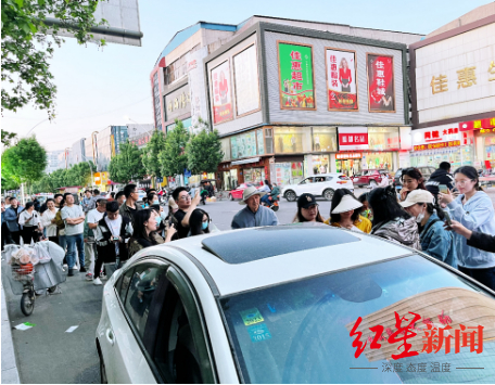 女儿开车陪同送货，现场依旧顾客爆满