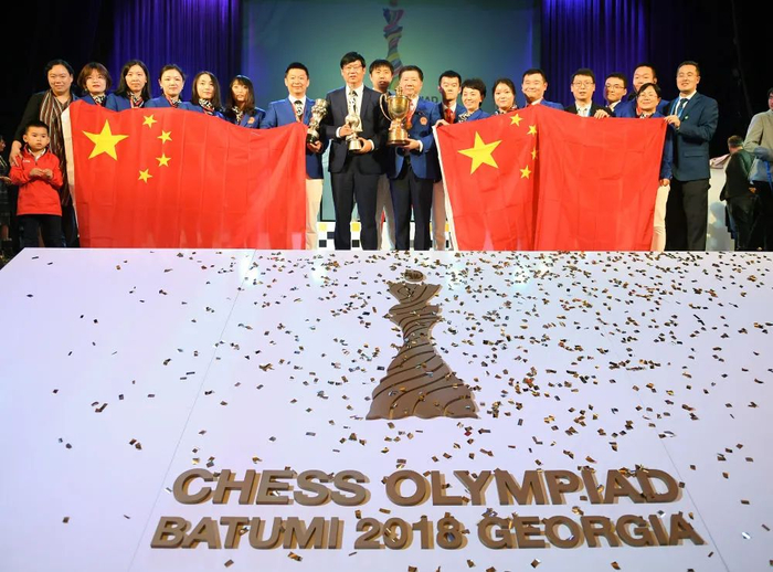 资料图：2018年10月5日，中国男队、女队在2018国际象棋奥林匹克团体赛上携手夺冠。新华社发（塔穆娜摄）