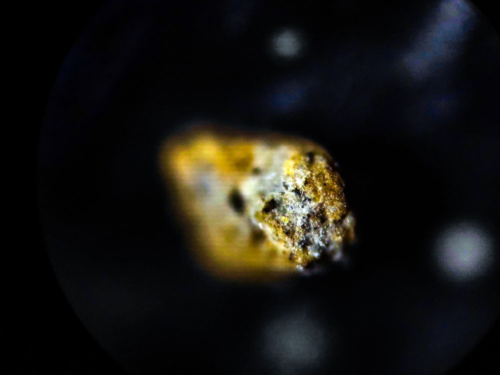 这是4月25日通过显微镜头拍摄的一粒机制砂。新华社记者 欧东衢 摄