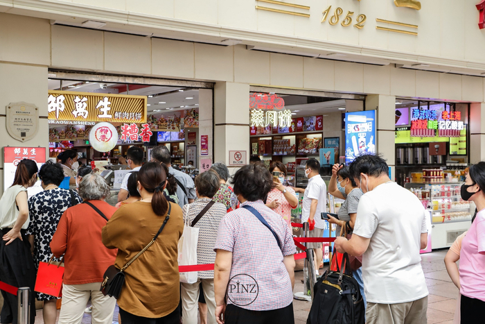南京路步行街上老字号人气旺。新世界集团供图