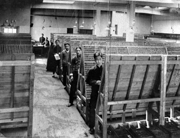 　　京华印书局的排字车间（摄于1905年）供图：新华/TAKEFOTO