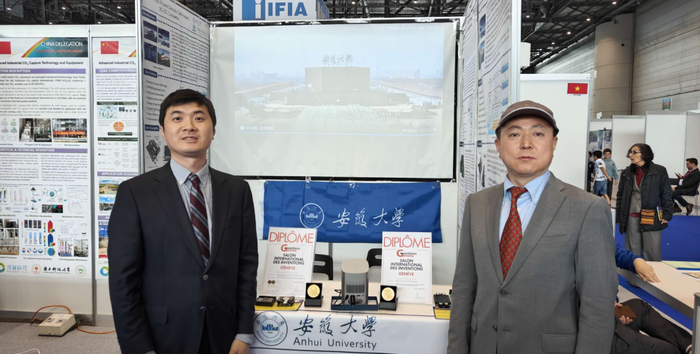 胡存刚教授（左一）和曹文平教授（右一）在安徽大学展台合影