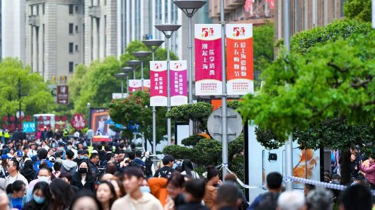 2023年4月29日，上海，南京东路步行街上人头攒动。视觉中国 图