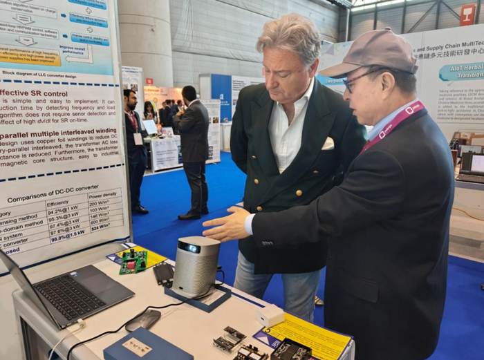 日内瓦评审委员会主席David Taji 听取曹文平教授介绍