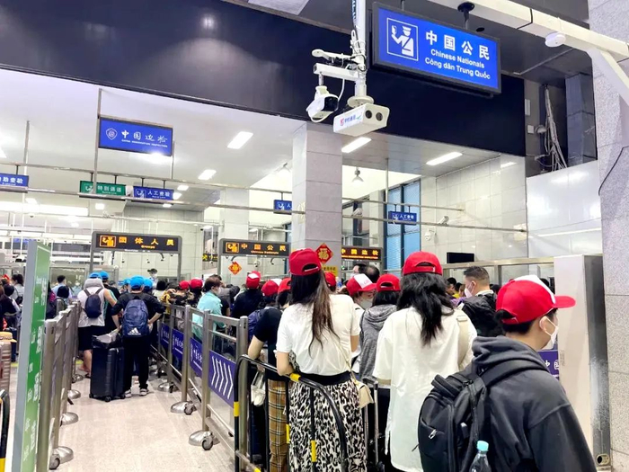 游客在排队办理出入境手续。