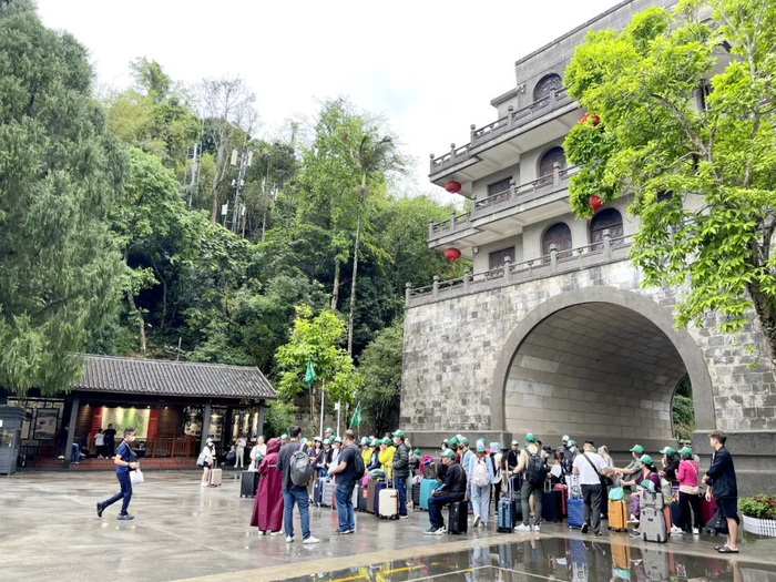 游客聚集在友谊关关楼前拍照打卡。