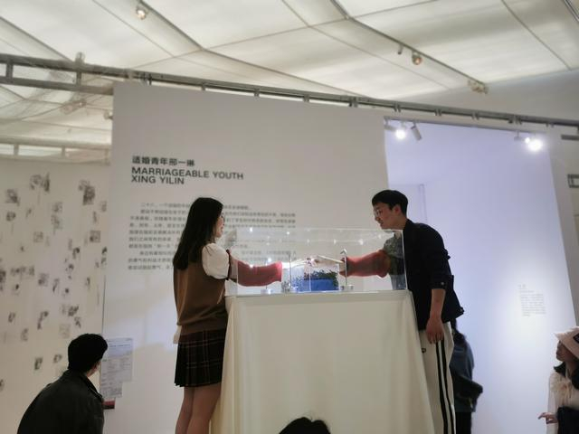 观众在展台上互动体验。新京报记者 苏季 摄 