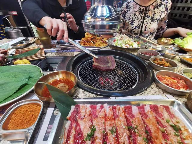 北京五棵松一家东北韩式烤肉店。  新京报首席记者 郭铁 摄