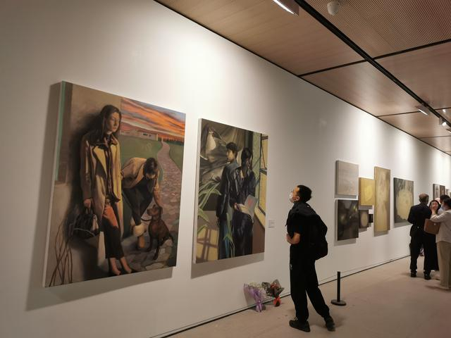 观众在油画前驻足。新京报记者 苏季 摄