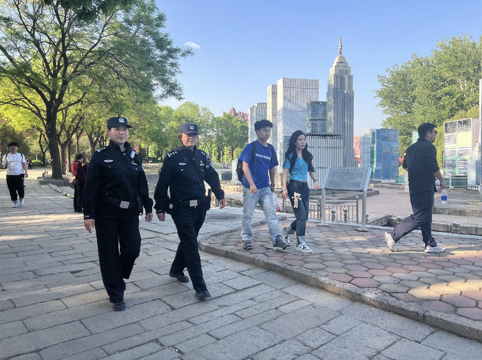 “五一”期间，丰台区世界公园游览量比平日翻了2~3倍，警方加强了安保力量。本报记者封莉摄