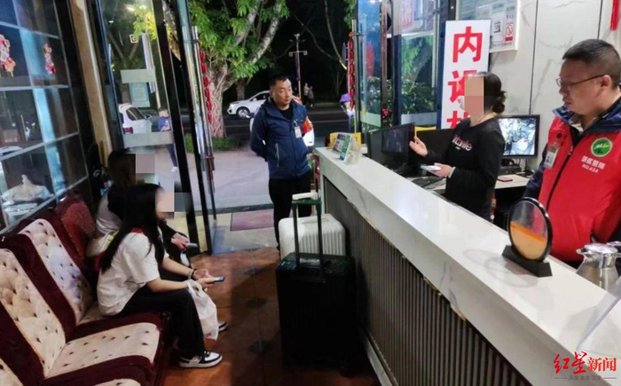 ↑景区工作人员到酒店协调处理