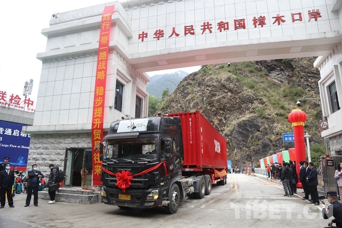 图为载有货物的车辆从樟木口岸入境摄影：邹兴国