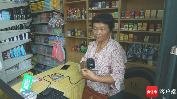 李金凤正在收银。记者 郑光平 摄