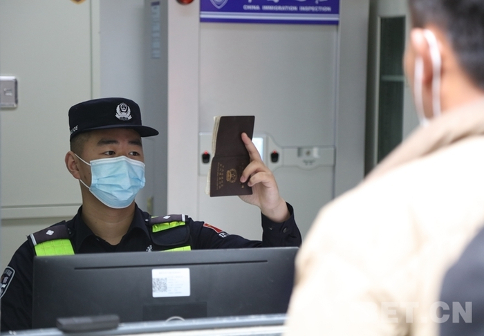 图为聂拉木出入境边防检查站执勤民警对货车司机进行人证对照摄影：邹兴国