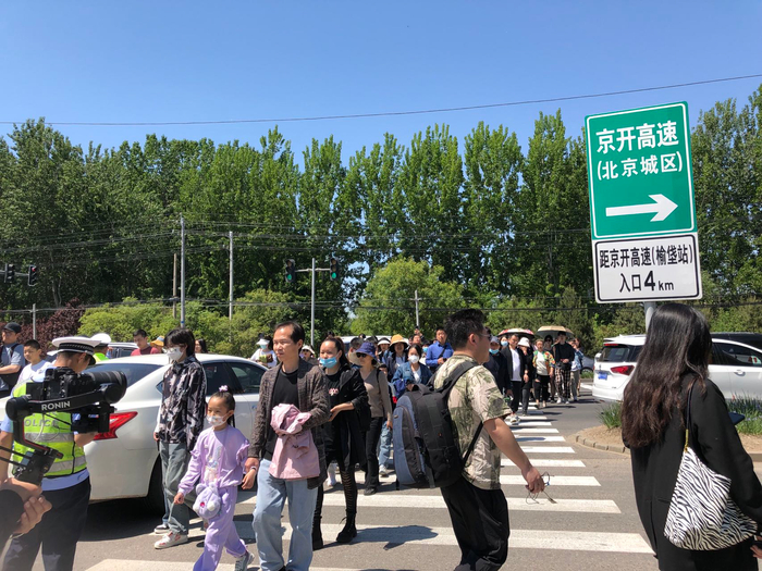 4月30日，北京大兴野生动物园门外106国道路口，前往动物园的游客众多。本报记者封莉摄