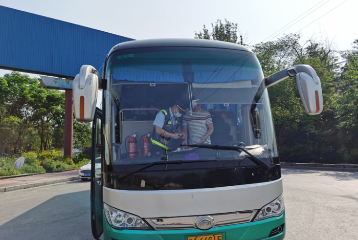 执法队员对旅游包车进行检查。重庆交通执法部门供图
