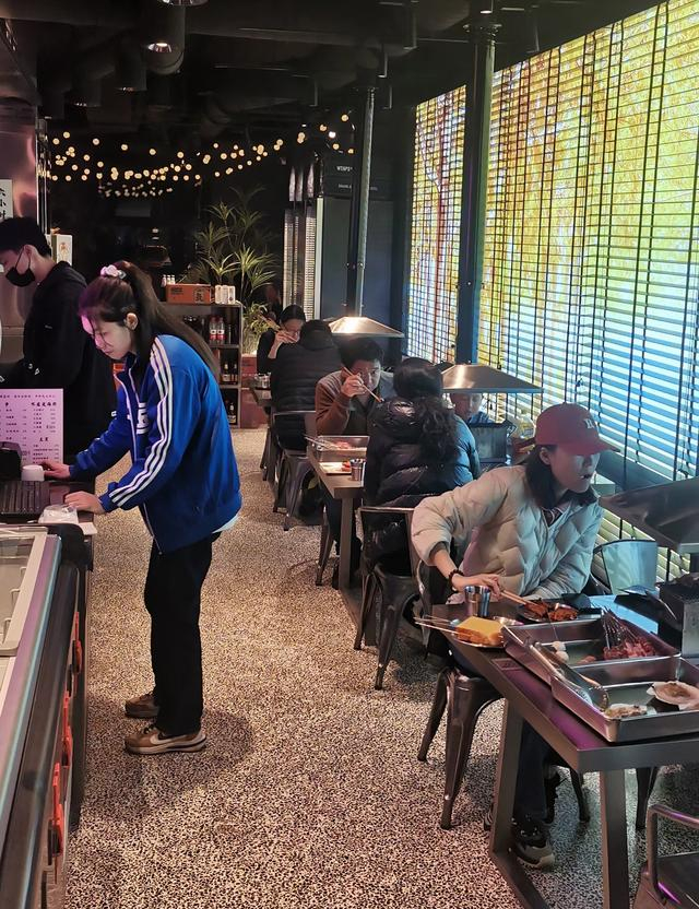东北烧烤内部就餐条件逐渐升级。  受访者供图