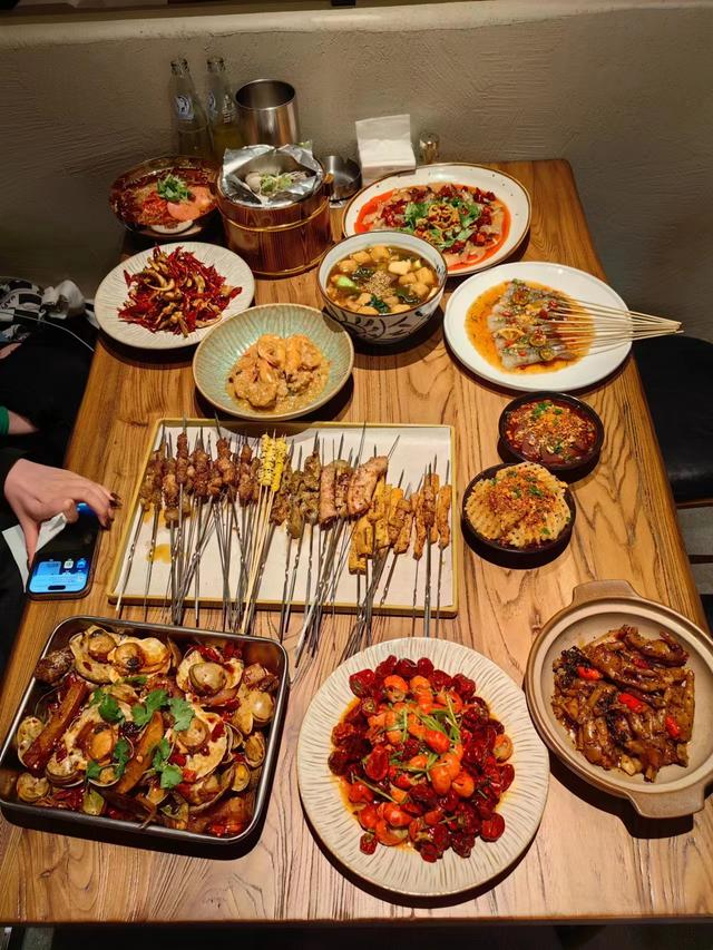 沈阳“一顿烧烤”门店里的菜品。  受访者供图