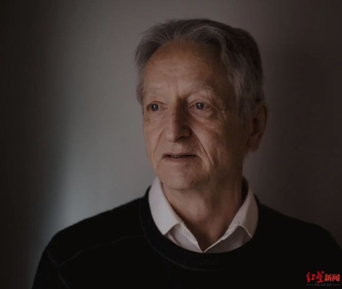 ↑被称为“人工智能（AI）教父”的杰弗里·辛顿