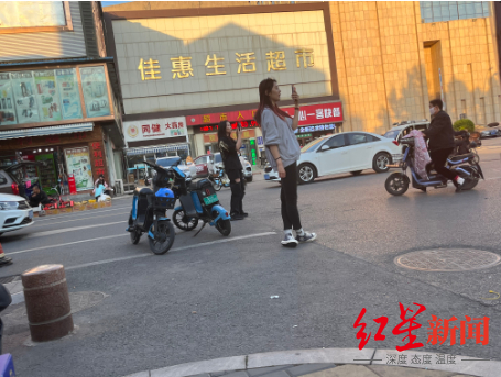 蹲守“绿豆糕大爷”过程中，有人开启现场直播