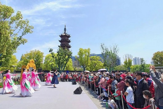 4月30日，龙华庙会游人如织。徐汇区文化和旅游局供图