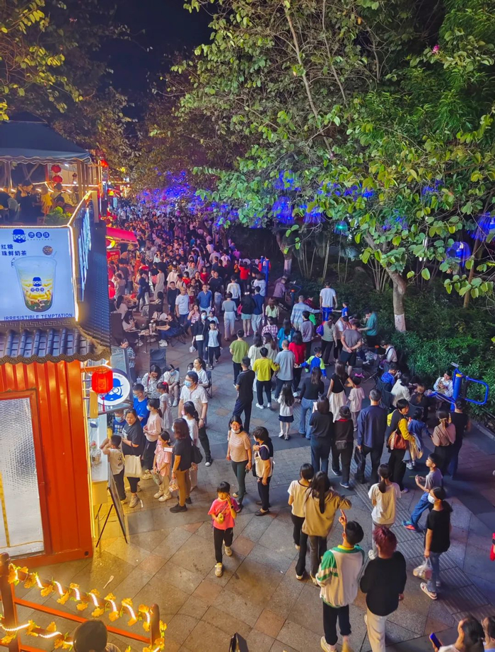 △景区周边的紫荆西堤文创街区作为今春打造的网红街，假期每天人流量约3.6万人次。西江日报记者 曹笑 摄