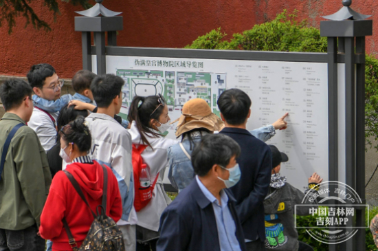 游客打卡拍照 中国吉林网 李煦 罗浩 摄 