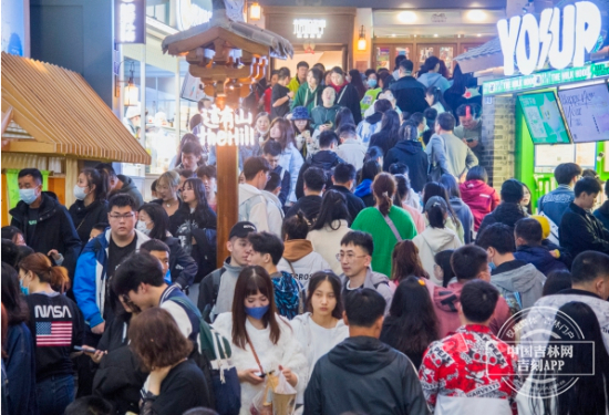 因为一座山爱上一座城 中国吉林网 李煦摄