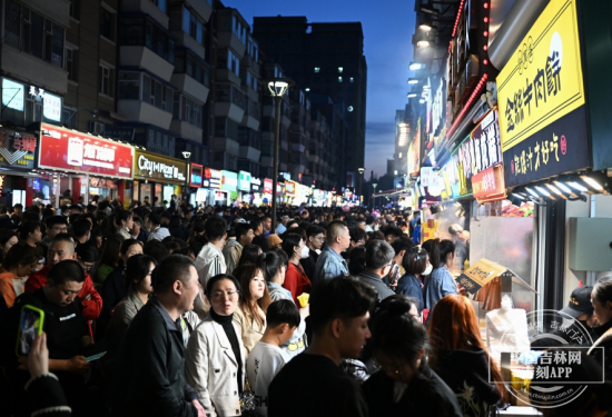 桂林路美食街升腾的“烟火气” 中国吉林网 张秋磊摄