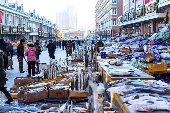 抚远东极鱼市。资料图片