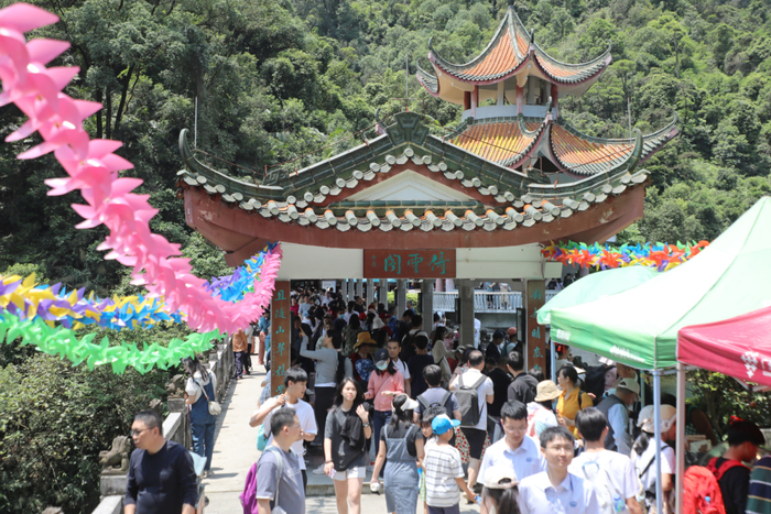 △鼎湖山景区游人如织。图源 鼎湖区融媒体中心