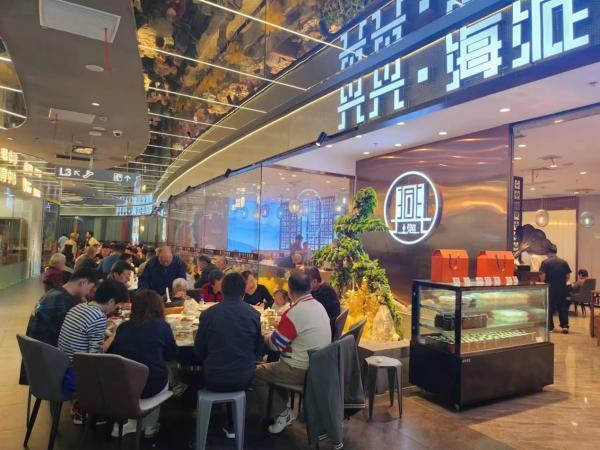 五一期间，“兴兴·海派本帮菜”餐厅人气高涨 摄影：彭琪